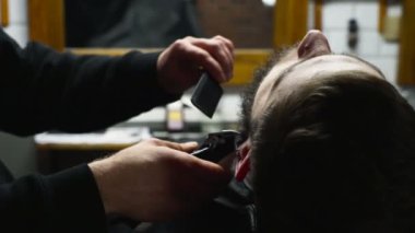 Kuaför müşteri clipper yavaş hareket ile sakal tıraş