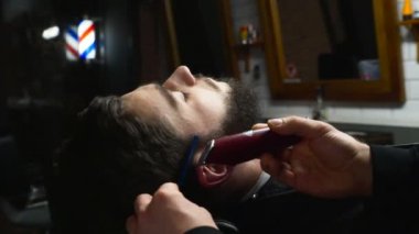 Kuaför müşteri düzeltici yavaş hareket ile sakal tıraş