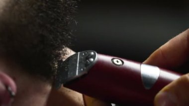 Sakal düzeltici yavaş hareket istemcinin yakın çekim dusunu berber