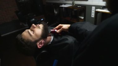 Kuaför müşteri düzeltici yavaş hareket ile sakal tıraş