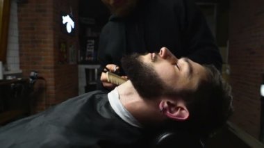 Kuaför müşteri makas yavaş hareket ile sakal saç keser