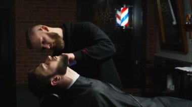 Kuaför müşteri makas yavaş hareket ile sakal saç keser