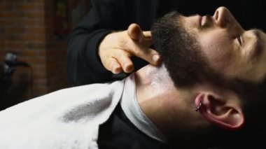 tıraş kremi müşteriler boyun yavaş hareket üzerinde uygulama berber