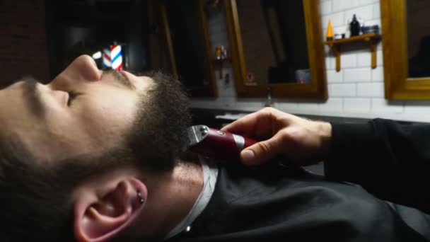 Barbiere rasa la barba del cliente con trimmer slow motion — Video Stock