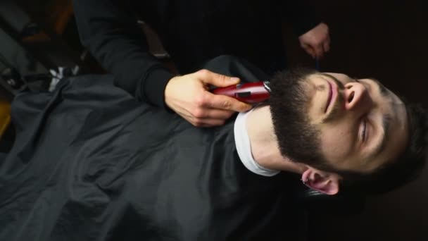 Barber holí vousy klienta s sekačky Zpomalený pohyb — Stock video