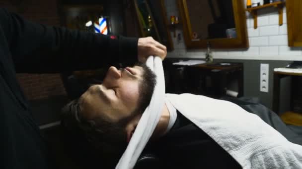 Парикмахер очищает шею клиентов после бритья замедленной съемки — стоковое видео