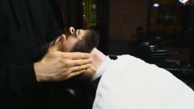 sonra müşteriler boyun ve yüz yavaş hareket üzerinde tıraş losyonu uygulayarak Kuaför