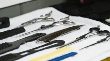 Kuaför Usturanın tam aracı kurulu ağır çekim üzerinden alır