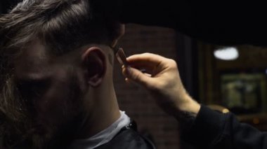 Kuaför müşteriler ense Usturanın yavaş hareket ile yakın tıraş