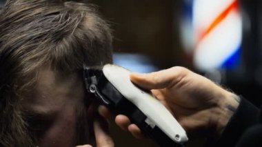 Saç kesme makinesi yavaş hareket istemcinin yakın çekim keser berber