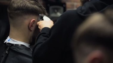 Kuaför Saç kesme makinesi yavaş hareket istemcinin keser