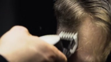 Saç kesme makinesi yavaş hareket istemcinin yakın çekim keser berber