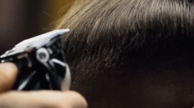 Saç kesme makinesi yavaş hareket istemcinin yakın çekim keser berber