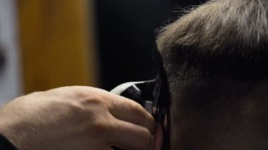 Saç kesme makinesi yavaş hareket istemcinin yakın çekim keser berber