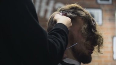Kuaför müşteri düzeltici yavaş hareket ile saç keser