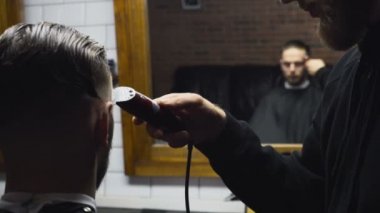 Kuaför müşteri düzeltici yavaş hareket ile saç keser