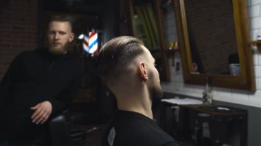 Müşteri Kuaför ağır çekim çalışmalarını denetler