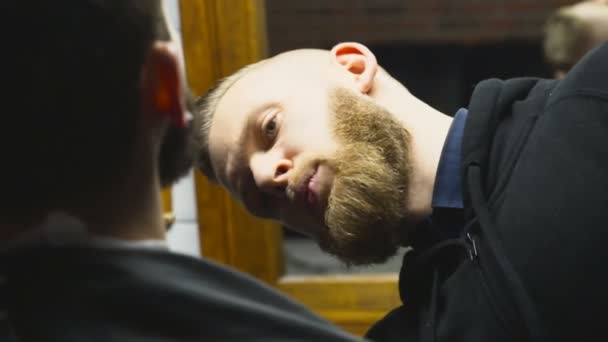 Barbeiro penteando clientes barba câmera lenta — Vídeo de Stock