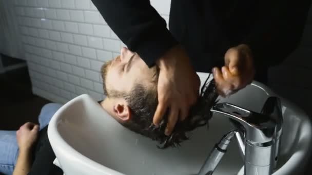 Barber washes customer hair slow motion — Stock Video