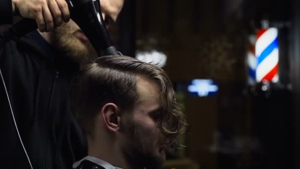 Peluquero seca el cabello de los clientes antes de corte de pelo cámara lenta — Vídeos de Stock