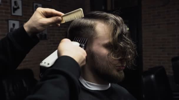 Tukang cukur memotong rambut klien dengan gerakan lambat gunting — Stok Video