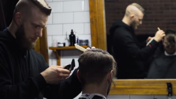 Barbeiro corta o cabelo do cliente com clipper câmera lenta — Vídeo de Stock