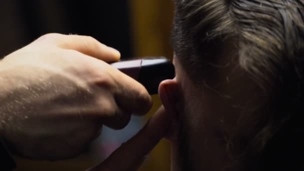 Barbeiro barba clientes nape com máquina de barbear câmera lenta de perto — Vídeo de Stock