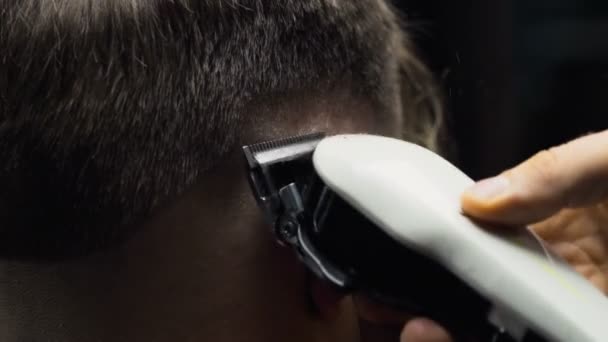 Saç kesme makinesi yavaş hareket istemcinin yakın çekim keser berber — Stok video