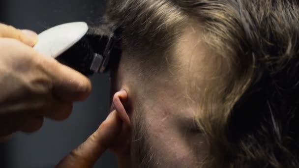 Kapper bezuinigingen de haren van de klant met clipper slowmotion close-up — Stockvideo