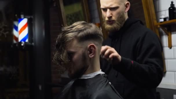 Barbiere al lavoro con il cliente slow motion — Video Stock