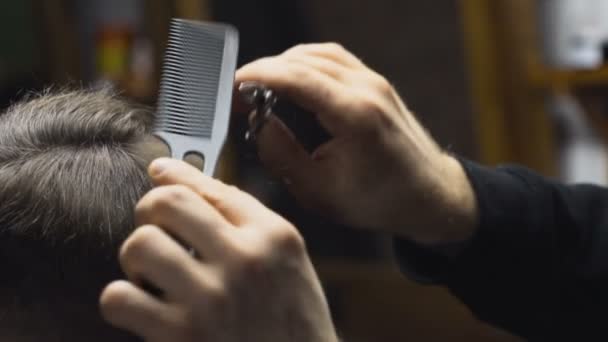 Peluquero corta el cabello del cliente con tijeras cámara lenta de cerca — Vídeos de Stock