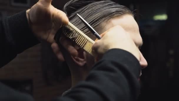 Peluquero corta el cabello mojado del cliente con tijeras cámara lenta — Vídeo de stock