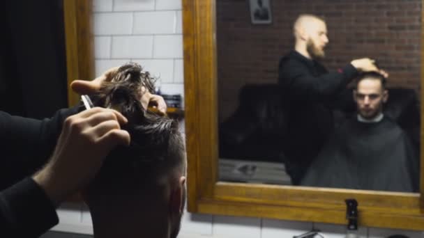 Barber vyjme mokré vlasy klienta s nůžkami zpomalené — Stock video