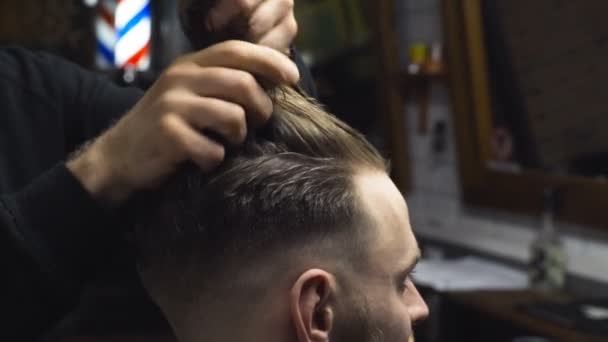 Barbeiro penteia os clientes cabelo após corte de cabelo câmera lenta — Vídeo de Stock