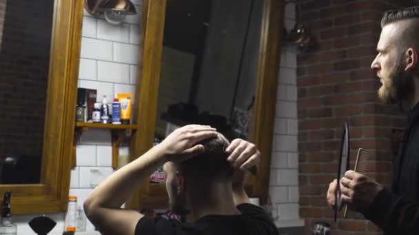 Le client vérifie le travail du coiffeur au ralenti — Video