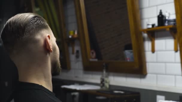 El cliente comprueba el trabajo del barbero en cámara lenta — Vídeos de Stock