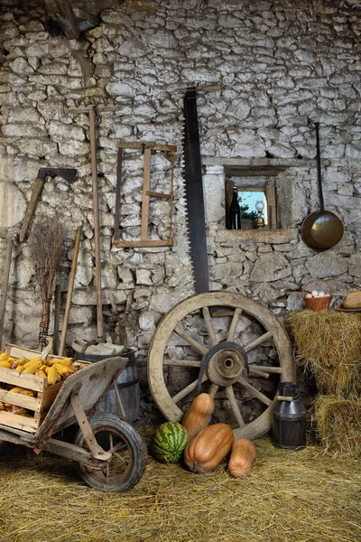 Araçlar ahır iki Telifsiz Stok Fotoğraflar