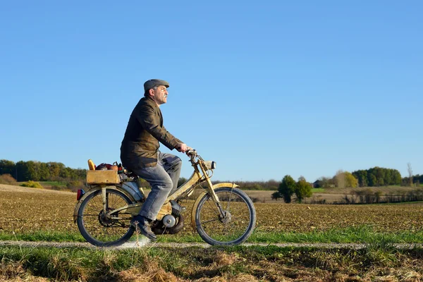 Çiftçi iki moped — Stok fotoğraf