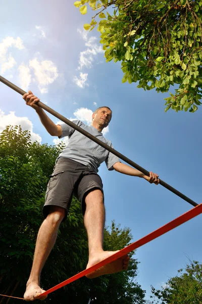 Atlete slacklining három — Stock Fotó