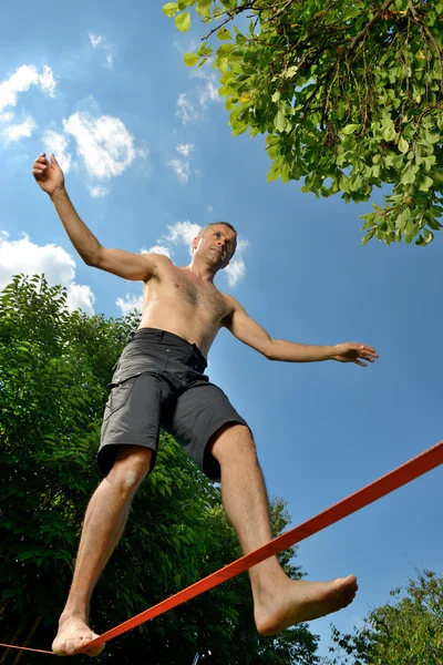 Sportler beim Slacklining zwei — Stockfoto