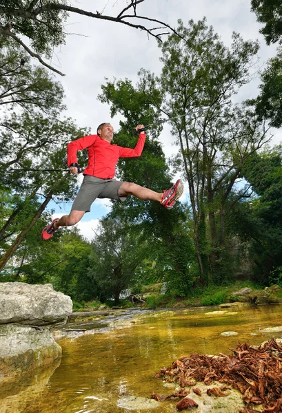Hiker jumping two — Stock Photo, Image