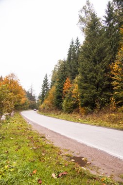 köyde alacakaranlıkta Otoban.