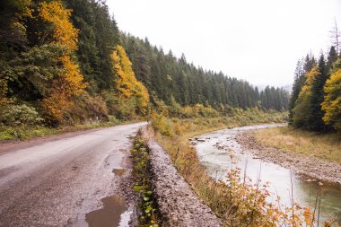 köyde alacakaranlıkta Otoban.