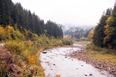 köyde alacakaranlıkta Otoban.