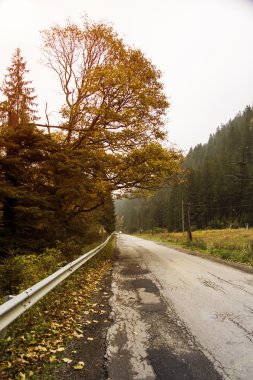 köyde alacakaranlıkta Otoban.