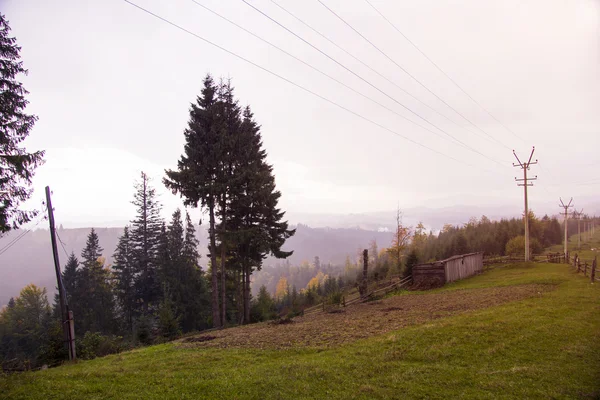 Stromkabel sind hoch in den Bergen gespannt — Stockfoto