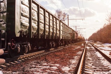 karışık yük treni kırsal manzara içinde doğal görünümü