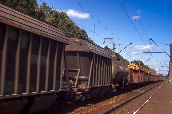 Vista panorámica del tren mixto de mercancías dentro del paisaje rural —  Fotos de Stock