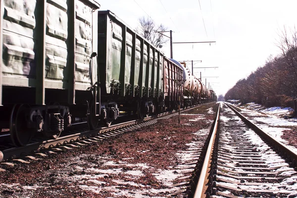 Vista panorámica del tren mixto de mercancías dentro del paisaje rural —  Fotos de Stock