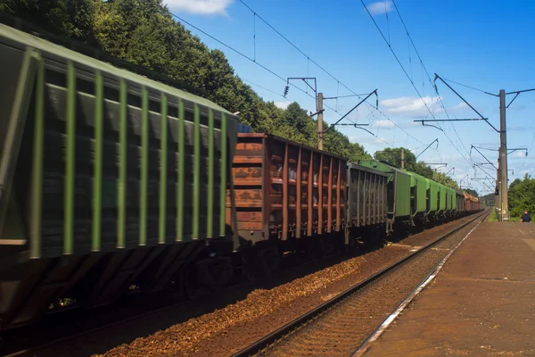 농촌 풍경 내 혼합된 화물 열차의 아름 다운 보기 — 스톡 사진
